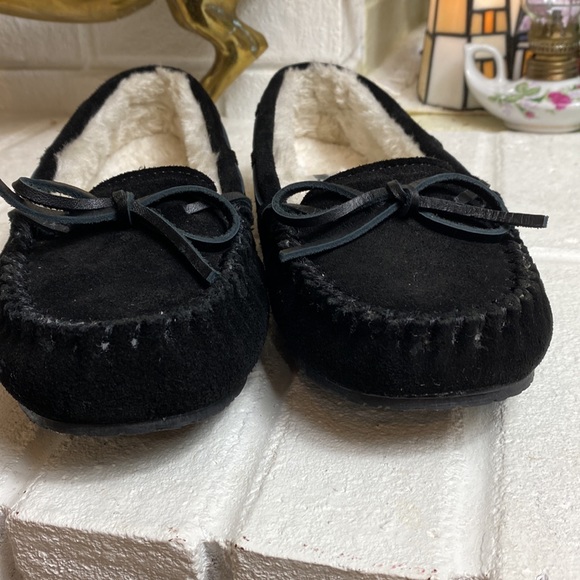 Black leather Minnetonka house shoes - Picture 3 of 8